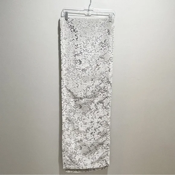 WEST ELM Silver Gray Fog ALLOVER TEXTURED JACQUARD VELVET Table Runner 14” X 90” - Picture 3 of 8